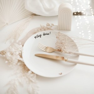 Biały talerz porcelanowy - motyw złotego serca z napisem Miłego dnia dla bliskiej osoby na każdą okazję