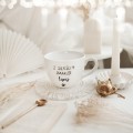 Biały kubek porcelanowy 500 ml - Z sierścią smakuje lepiej na dzień zwierząt dla miłośników psów i kotów Zbliżenie na złote zdobienie na białym kubku porcelanowym Z sierścią smakuje lepiej nadzwyczajnie.mom