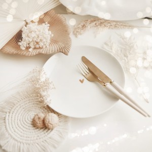 Biały talerz porcelanowy 20 cm - Motyw złotego serca na ślub dla pary