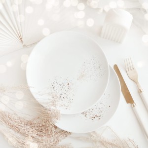 Zestaw 2 białych talerzy porcelanowych - motyw nakrapiany złotem dla niej na parapetówkę