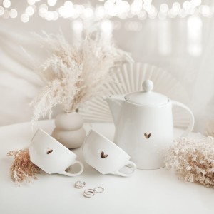 Zestaw białego porcelanowego dzbanka 1 litra i 2 białych filiżanek porcelanowych 250 ml ze spodkami - motyw złotego serca dla pary 