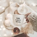 Kubek 300 ml - Kubek na jesienne wieczory ZŁOTE SERCE Zbliżenie na złote zdobienie serca na białym kubku porcelanowym Kubek na jesienne wieczory nadzwyczajnie.mom