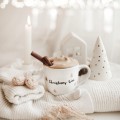 Kubek 300 ml - Christmas time  ZŁOTE CHOINKI Zbliżenie na złote zdobienie na białym kubku porcelanowym Christmas time ZŁOTE CHOINKI nadzwyczajnie.mom