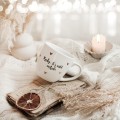 Kubek 300 ml - ZŁOTE SERCA - Baby it's cold outside Kubek porcelanowy ze złotym zdobieniem ZŁOTE SERCA - Baby it's cold outside nadzwyczajnie.mom — widok z boku na białym tle