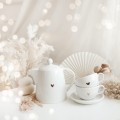 Biała Filiżanka Porcelanowa ze Spodkiem 250 ml - Motyw Złotego Serca na Walentynki dla Ukochanej Osoby Eleganckie opakowanie prezentowe filiżanki porcelanowej ze złotym zdobieniem nadzwyczajnie.mom — Biała Filiżanka
