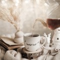 Kubek 300 ml - Wesołych Świąt ZŁOTE RENIFERY Kubek porcelanowy ze złotym zdobieniem Wesołych Świąt ZŁOTE RENIFERY nadzwyczajnie.mom — widok z boku na białym tle