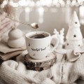 Kubek 300 ml - Wesołych Świąt ZŁOTE RENIFERY Biały kubek porcelanowy nadzwyczajnie.mom ze złotym zdobieniem i napisem Wesołych Świąt ZŁOTE RENIFERY — 300 ml