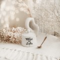 Biała cukiernica porcelanowa - napis Miłość jest słodka ze złotym sercem dla zakochanych na walentynki Zbliżenie na złote zdobienie serca na białym produkcie porcelanowym Cukiernica - Miłość jest słodka nadzwyczajnie.mom