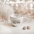 Biały kubek porcelanowy 500 ml - zabawny napis wiaderko mojej mamy dla mamy na Dzień Mamy Kubek porcelanowy ze złotym zdobieniem Wiaderko mojej mamy nadzwyczajnie.mom — widok z boku na białym tle