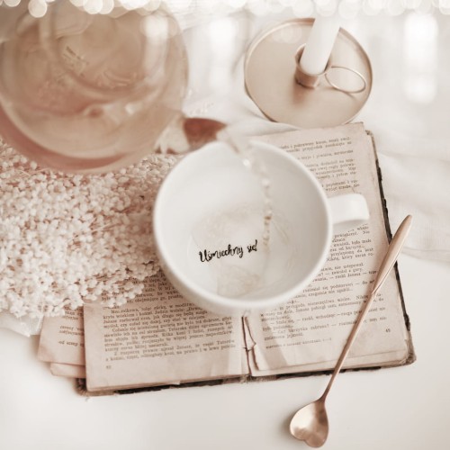 Biały kubek porcelanowy 500 ml - złote serce i napis uśmiechnij się na dnie na urodziny dla przyjaciółki