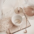 Biały kubek porcelanowy 500 ml - złote serce i napis uśmiechnij się na dnie na urodziny dla przyjaciółki Kubek porcelanowy ze złotym sercem + Uśmiechnij się! NAPIS NA DNIE nadzwyczajnie.mom — widok z boku na białym tle