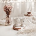 Zestaw kieliszków na jajko- czarne/złote serce Zestaw porcelanowy ze złotym sercem kieliszków na jajko- czarne/ nadzwyczajnie.mom — widok z boku na białym tle