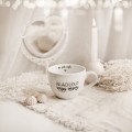 Biały kubek porcelanowy 500 ml - zabawny napis wiaderko mojej mamy dla mamy na Dzień Mamy Zbliżenie na złote zdobienie na białym kubku porcelanowym Wiaderko mojej mamy nadzwyczajnie.mom