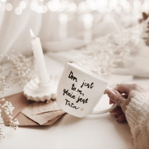 Biały kubek porcelanowy 300 ml - napis dom jest tam gdzie jest tata ze złotym sercem dla taty na Dzień Ojca