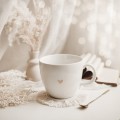 Biały kubek porcelanowy 1 litra - motyw złotego serca i napis dobrze, że jesteś na dnie na walentynki dla ukochanej osoby Kubek porcelanowy ze złotym sercem Kubek 1 litr - + Dobrze, że jesteś NA DNIE nadzwyczajnie.mom — widok z boku na białym tle