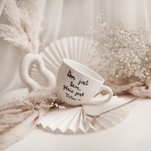 Biały kubek porcelanowy 500 ml - motyw złotego serca z napisem Dom jest tam gdzie jest tata dla taty na Dzień Ojca