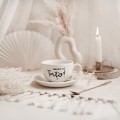 Biała filiżanka porcelanowa 250 ml ze spodkiem - motyw złotego serca z napisem Kocham cię tato dla taty na Dzień Ojca Filiżanka porcelanowa ze złotym sercem ze spodkiem - Kocham cię tato nadzwyczajnie.mom — widok z boku na białym tle
