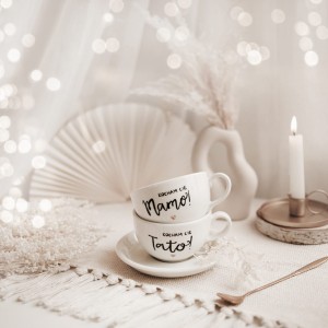 Zestaw 2 białych filiżanek porcelanowych 250 ml ze spodkami - napisy Kocham Cię Mamo i Kocham Cię Tato ze złotym sercem dla rodziców na rocznicę ślubu