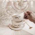 Zestaw 2 białych filiżanek porcelanowych 250 ml ze spodkami - motyw złotego serca i napisów kochana mama kochany tata dla rodziców na rocznicę ślubu Filiżanka porcelanowa ze złotym sercem filiżanek 250 ml ze spodkami - Kochana Mama Kochany Tata nadzwyczajnie.mom — widok