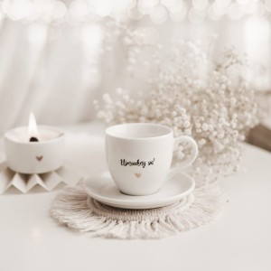 Biała filiżanka porcelanowa do espresso ze spodkiem 100 ml - napis uśmiechnij się ze złotym sercem dla przyjaciółki na urodziny