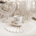 Biała filiżanka porcelanowa do espresso 100 ml ze spodkiem - napis Miłego dnia dla miłośników kawy na każdą okazję Zbliżenie na złote zdobienie na białym filiżance porcelanowej espresso ze spodkiem - Miłego dnia! nadzwyczajnie.mom