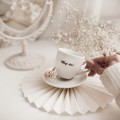 Biała filiżanka porcelanowa do espresso 100 ml ze spodkiem - napis Miłego dnia dla miłośników kawy na każdą okazję Filiżanka porcelanowa ze złotym zdobieniem espresso ze spodkiem - Miłego dnia! nadzwyczajnie.mom — widok z boku na białym tle