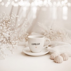Biała filiżanka porcelanowa 100 ml do espresso ze spodkiem - napis espresso ze złotym sercem dla miłośnika kawy na urodziny