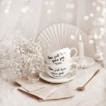 Zestaw 2 białych filiżanek porcelanowych 250 ml ze spodkami - napisy dom jest tam gdzie jest tata i dom jest tam gdzie jest mama ze złotym sercem dla rodziców na rocznicę ślubu Zbliżenie na złote zdobienie serca na białym filiżance porcelanowej filiżanek 250 ml ze spodkami - Dom jest tam, gdzie