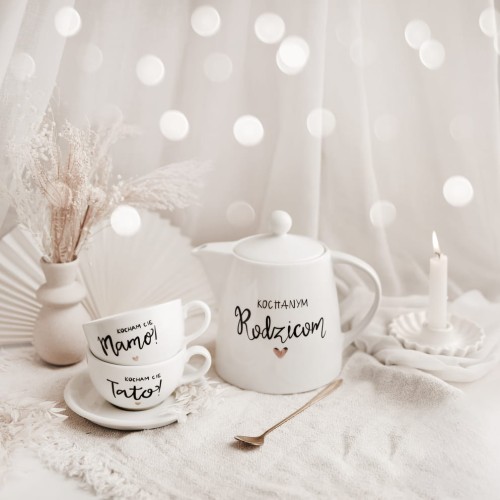 Zestaw białego dzbanka porcelanowego 1 litra i 2 filiżanek porcelanowych 250 ml ze spodkami - motyw złotego serca dla rodziców na Dzień Rodziców