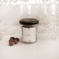 Brązowe orzechy laskowe w mlecznej czekoladzie 200 g - słodki upominek dla bliskiej osoby na urodziny Zbliżenie na złote zdobienie na białym produkcie porcelanowym Orzechy laskowe w mlecznej czekoladzie - 200 g nadzwyczajnie.mom