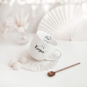 Biały kubek porcelanowy z personalizacją 300 ml - motyw trzech małych piesków i imienia dla miłośnika psów na każdą okazję