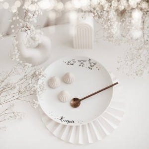 Biały talerz porcelanowy deserowo-śniadaniowy z personalizacją 20 cm - motyw trzech małych piesków z imieniem dla dziecka na każdą okazję
