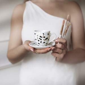 Biała filiżanka porcelanowa 100 ml do espresso ze spodkiem - ręcznie malowany motyw czarnych kropek zdobiony złotem dla miłośniczki kawy na urodziny