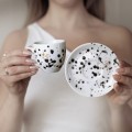 Biała filiżanka porcelanowa 100 ml do espresso ze spodkiem - ręcznie malowany motyw czarnych kropek zdobiony złotem dla miłośniczki kawy na urodziny Filiżanka porcelanowa ze złotym zdobieniem Ręcznie malowana espresso ze spodkiem - Czarne kropki ZDOBIONA ZŁOTEM