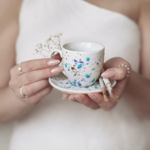 Biała filiżanka porcelanowa do espresso 100 ml ze spodkiem - ręcznie malowane błękitne kropki zdobione złotem dla miłośniczki kawy na urodziny