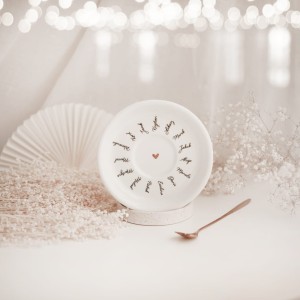 Biały spodek porcelanowy do filiżanki 250 ml z imionami dla pary na każdą okazję