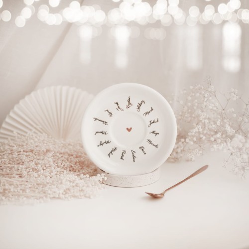 Biały spodek porcelanowy do filiżanki 250 ml z imionami dla pary na każdą okazję