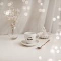 Filiżanka 100 ml espresso ze spodkiem - Czarna kawka Zbliżenie na złote zdobienie na białym filiżance porcelanowej espresso ze spodkiem - Czarna kawka nadzwyczajnie.mom