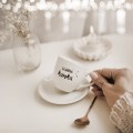 Filiżanka 100 ml espresso ze spodkiem - Czarna kawka Filiżanka porcelanowa ze złotym zdobieniem espresso ze spodkiem - Czarna kawka nadzwyczajnie.mom — widok z boku na białym tle