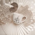 Biały kubek porcelanowy 300 ml - motyw złotych serc z napisem czas dla siebie dla niej na urodziny Zbliżenie na złote zdobienie na białym kubku porcelanowym Czas dla siebie ZŁOTE SERCA nadzwyczajnie.mom