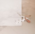 Gliniana podstawka na pędzle  Biały produkt porcelanowy nadzwyczajnie.mom ze złotym zdobieniem i napisem Gliniana podstawka na pędzle