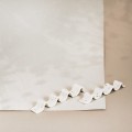Gliniana podstawka na pędzle  Zbliżenie na złote zdobienie na białym produkcie porcelanowym Gliniana podstawka na pędzle nadzwyczajnie.mom