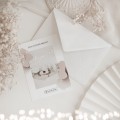 Bon podarunkowy - 500 zł Biały produkt porcelanowy nadzwyczajnie.mom ze złotym zdobieniem i napisem Bon podarunkowy - 500 zł
