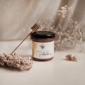 Złocisty miód z rokitnikiem 200 g - owocowy smak dla bliskiej osoby na święta Produkt porcelanowy ze złotym zdobieniem Miód z rokitnikiem - 200 g nadzwyczajnie.mom — widok z boku na białym tle