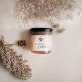Złocisty miód z rokitnikiem 200 g - owocowy smak dla bliskiej osoby na święta Zbliżenie na złote zdobienie na białym produkcie porcelanowym Miód z rokitnikiem - 200 g nadzwyczajnie.mom