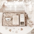 Box prezentowy - motyw podziękowania dla nauczyciela na zakończenie roku szkolnego Produkt porcelanowy ze złotym zdobieniem Box prezentowy dla Nauczyciela II nadzwyczajnie.mom — widok z boku na białym tle