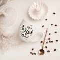 Biały kubek porcelanowy z personalizacją 300 ml - napis super wujek z imieniem ze złotym sercem dla wujka na każdą okazję Zbliżenie na złote zdobienie serca na białym kubku porcelanowym Super wujek z imieniem nadzwyczajnie.mom