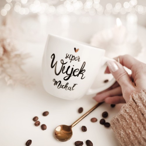 Biały kubek porcelanowy z personalizacją 300 ml - napis super wujek z imieniem ze złotym sercem dla wujka na każdą okazję