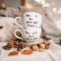 Zestaw 2 białych filiżanek porcelanowych ze spodkami 500 ml - napis dom jest tam gdzie jest tata dom jest tam gdzie jest mama ze złotym sercem dla rodziców na rocznicę ślubu Eleganckie opakowanie prezentowe filiżanki porcelanowej ze złotym sercem nadzwyczajnie.mom — filiżanek 500 ml ze spodkami