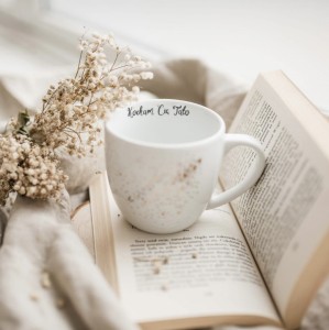 Biały kubek porcelanowy 300 ml - napis kocham Cię tato z motywem nakrapiania dla taty na Dzień Ojca